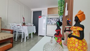 Familienapartment, Mehrere Betten | Wohnbereich | Flachbildfernseher