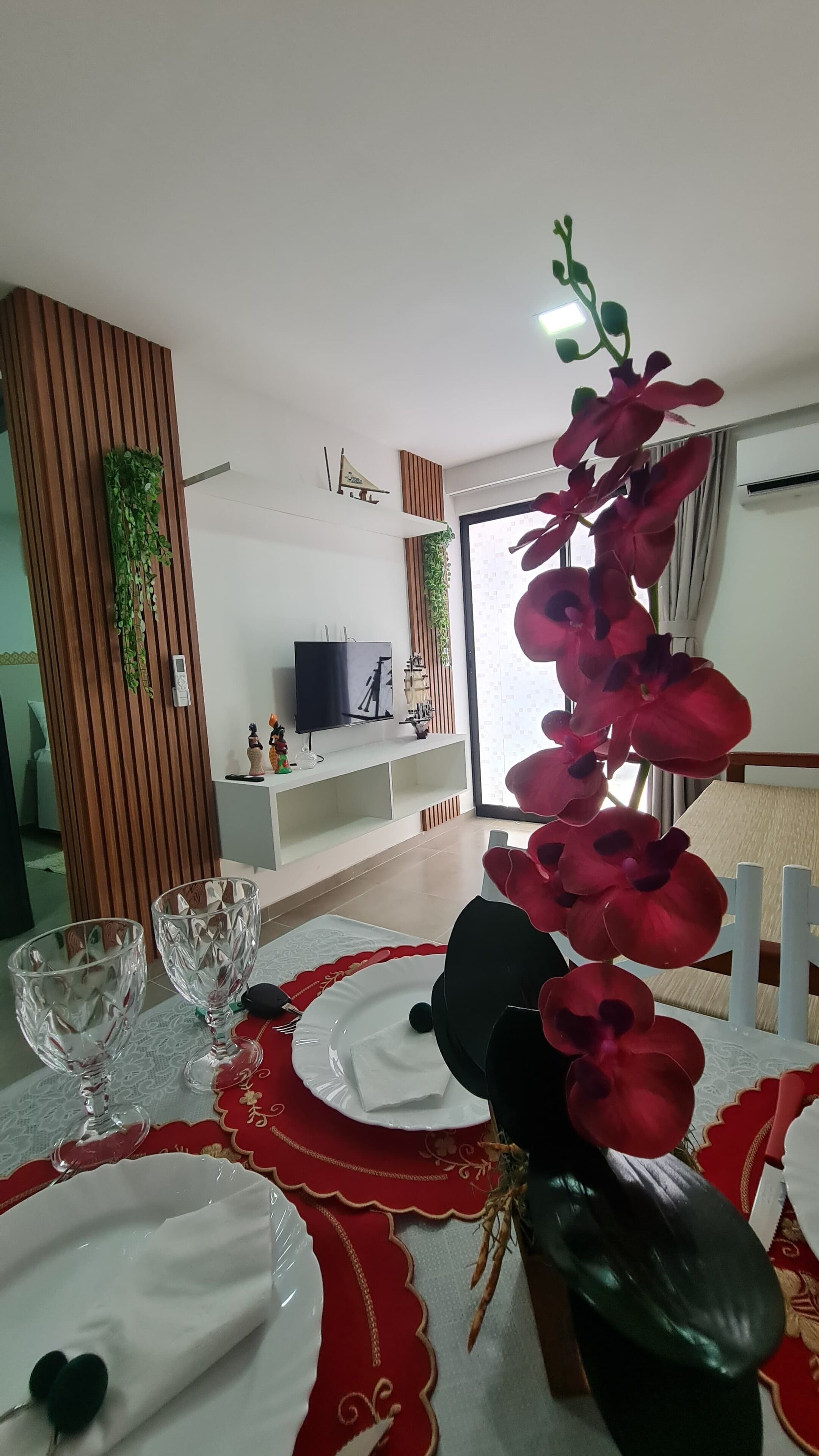 Apartamento família, várias camas | Área de estar | TV de tela plana