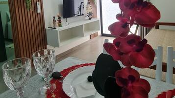 Apartamento família, várias camas | Área de estar | TV de tela plana