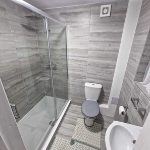 Bathroom - 4 Bedroom Luxury Home with Garden in East London (Ilford)