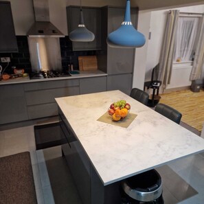 Fridge, stovetop, electric kettle