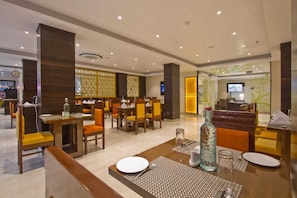 Restaurant - Aatmayog Luxury Manor Manali by Blueko Hotels (Manali)