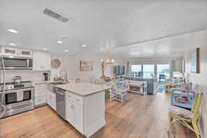 冷蔵庫、電子レンジ、オーブン、コンロ