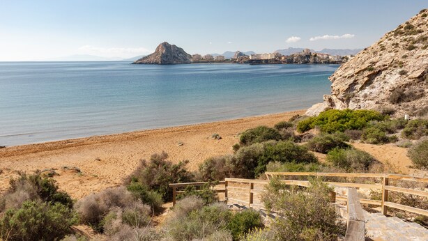 A coastal landscape with a sandy beach, a rocky outcrop, and a clear blue sea. - Apartment 'El Corazon De Aguilas' with Wi-Fi and Air Conditioning (Águilas)