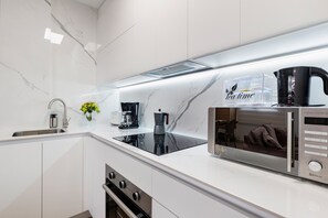 Fridge, microwave, oven, coffee/tea maker