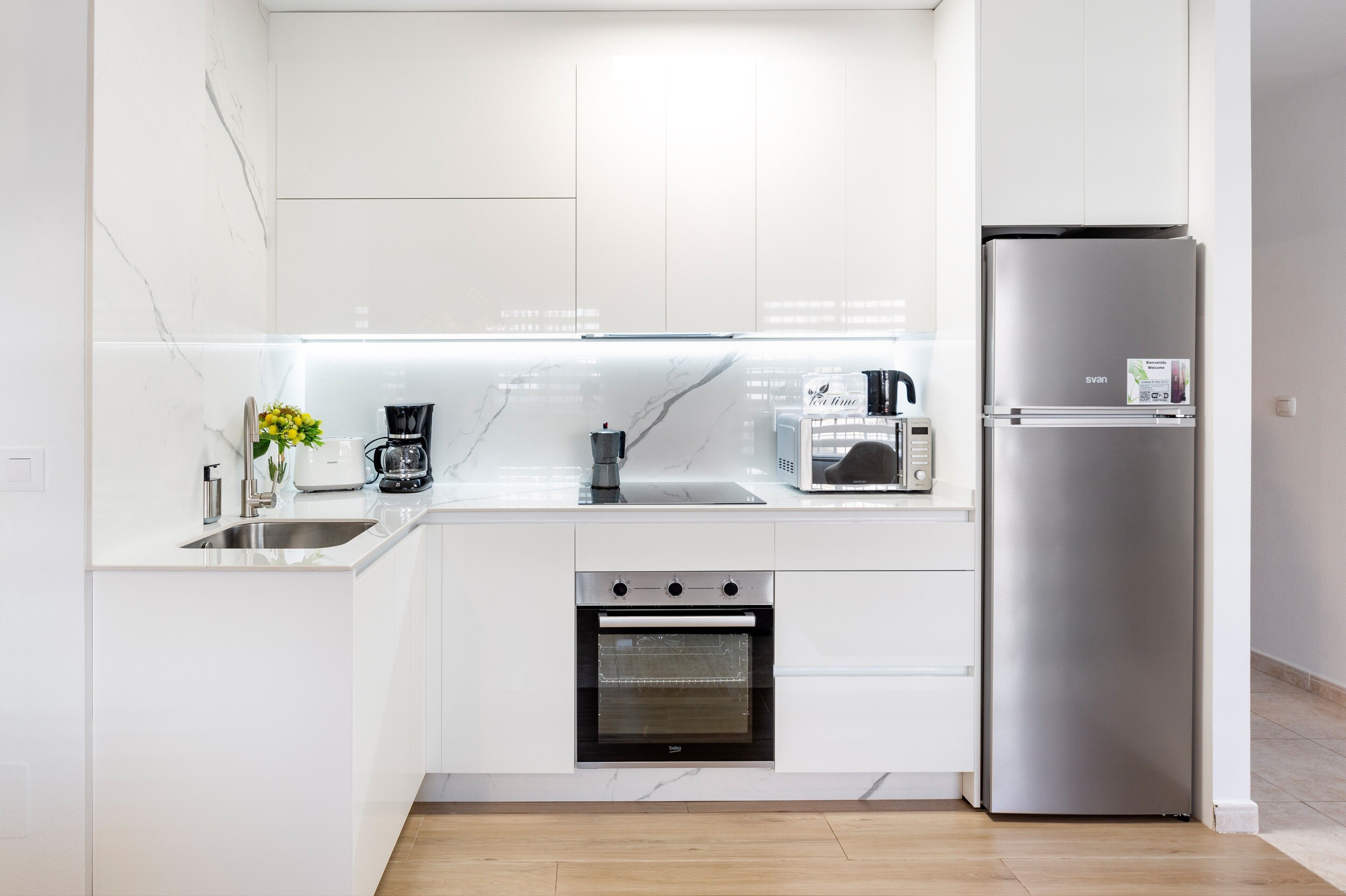 Kühlschrank, Mikrowelle, Ofen, Wasserkocher mit Kaffee-/Teezubehör