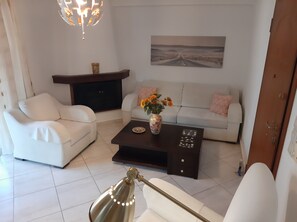 TV, fireplace - Skyline Vista - Unique top floor apartment - Unlimited sea view and free parking (Perama)