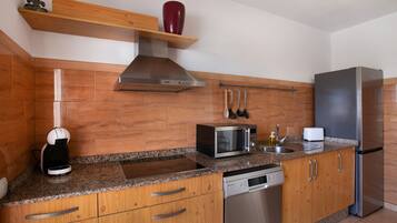 Een koelkast, een magnetron, een kookplaat, een vaatwasser