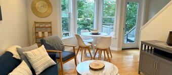 Bright Modern Home in the City Centre! Two Parking Spots + Fireplace ⭐️⭐️⭐️⭐️⭐️