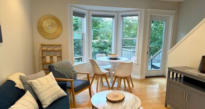 Bright Modern Home in the City Centre! Two Parking Spots + Fireplace ⭐️⭐️⭐️⭐️⭐️