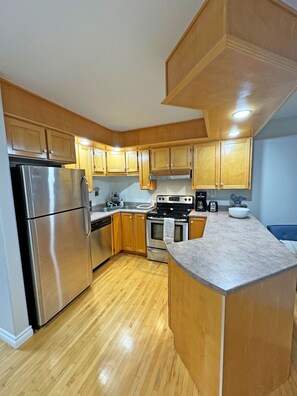 Microondas, horno, parrilla de estufa y lavavajillas