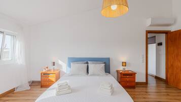 3 slaapkamers, een strijkplank/strijkijzer, gratis wifi, beddengoed