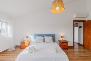 3 slaapkamers, een strijkplank/strijkijzer, gratis wifi, beddengoed