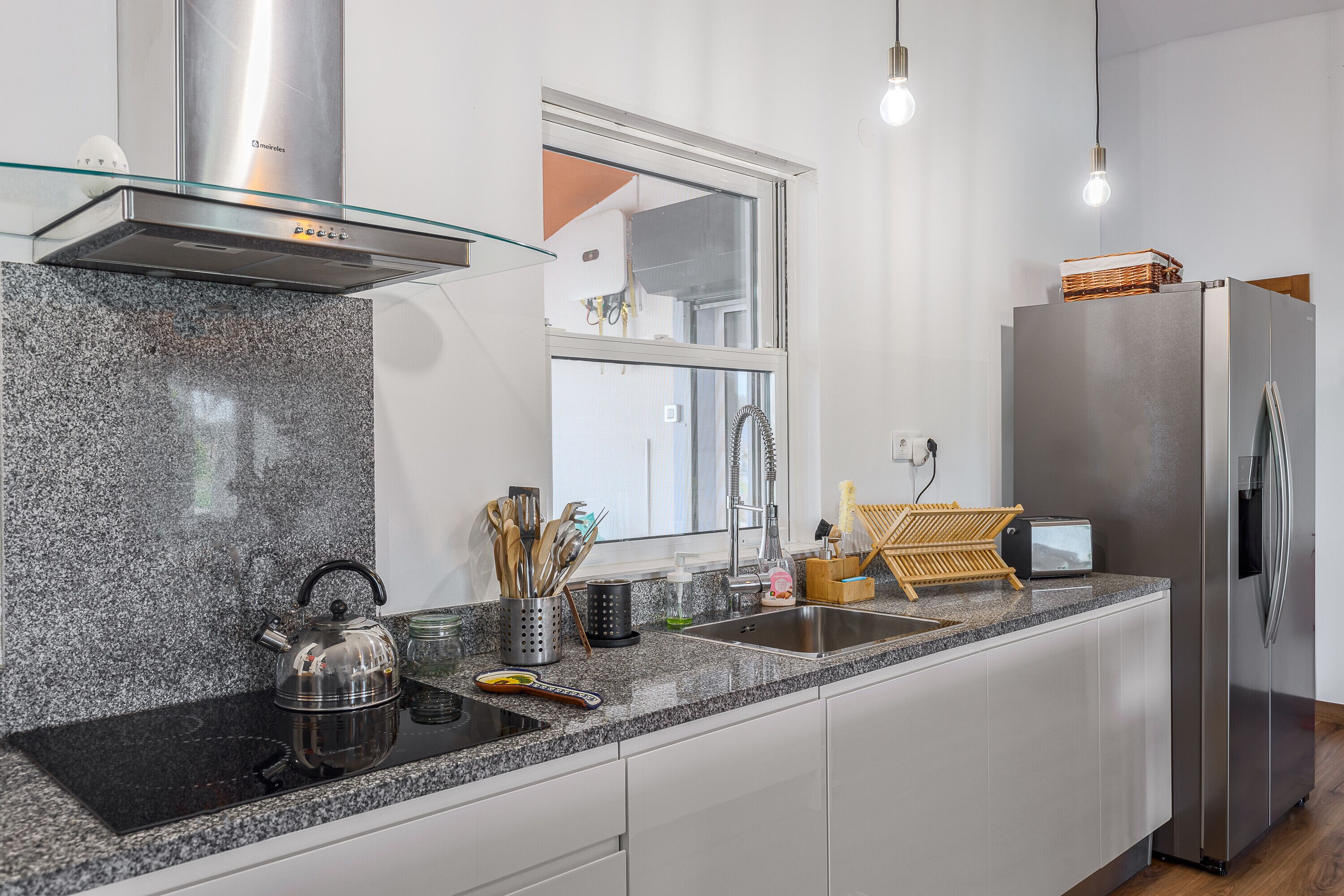 Frigorífico, microondas, horno y placa de cocina