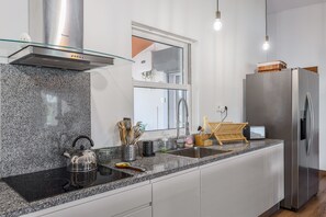 Køleskab, mikrobølgeovn, ovn, kogeplade