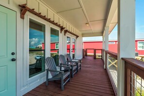 Terrace/patio - New Listing "Somewhere at Sunset", 3 Bedrooms, 2 Baths, Waterfront, Sleeps 10 (Dauphin Island)