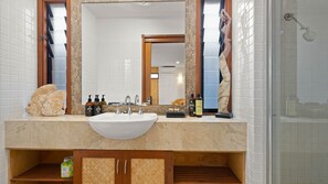 Dusche, Haartrockner, Handtücher, Shampoo
