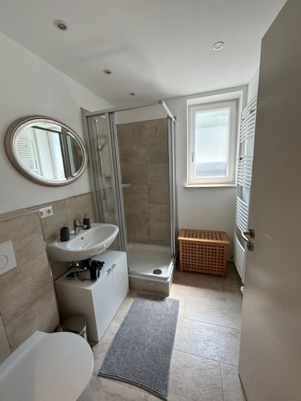 Doccia, asciugacapelli, asciugamani, sapone