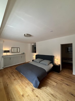 1 Schlafzimmer, Schreibtisch, Bügeleisen/Bügelbrett, Reisekinderbett