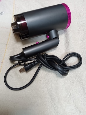 Secador de cabelo, toalhas de banho, sabonete, shampoo