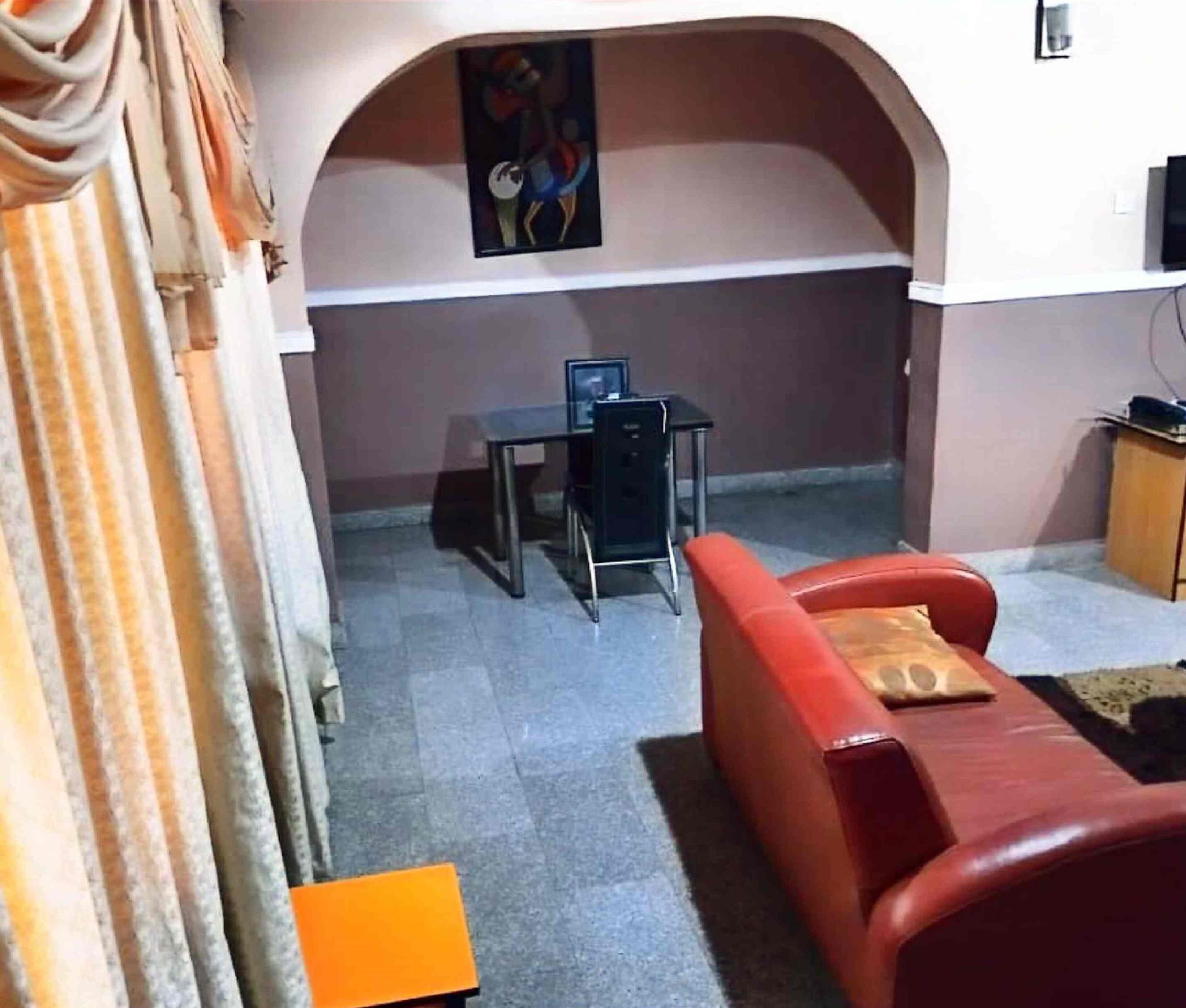 Royal-Apartment | Schreibtisch, laptopgeeigneter Arbeitsplatz, kostenloses WLAN