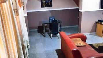 Royal Apartment | Desk, laptop workspace, free WiFi