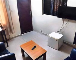 Escritorio, espacio para trabajar con laptop y wifi gratis 