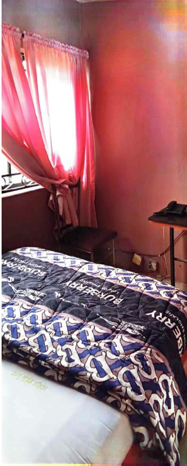 Quarto clássico | 1 quarto, escrivaninha, espaço de trabalho para notebook