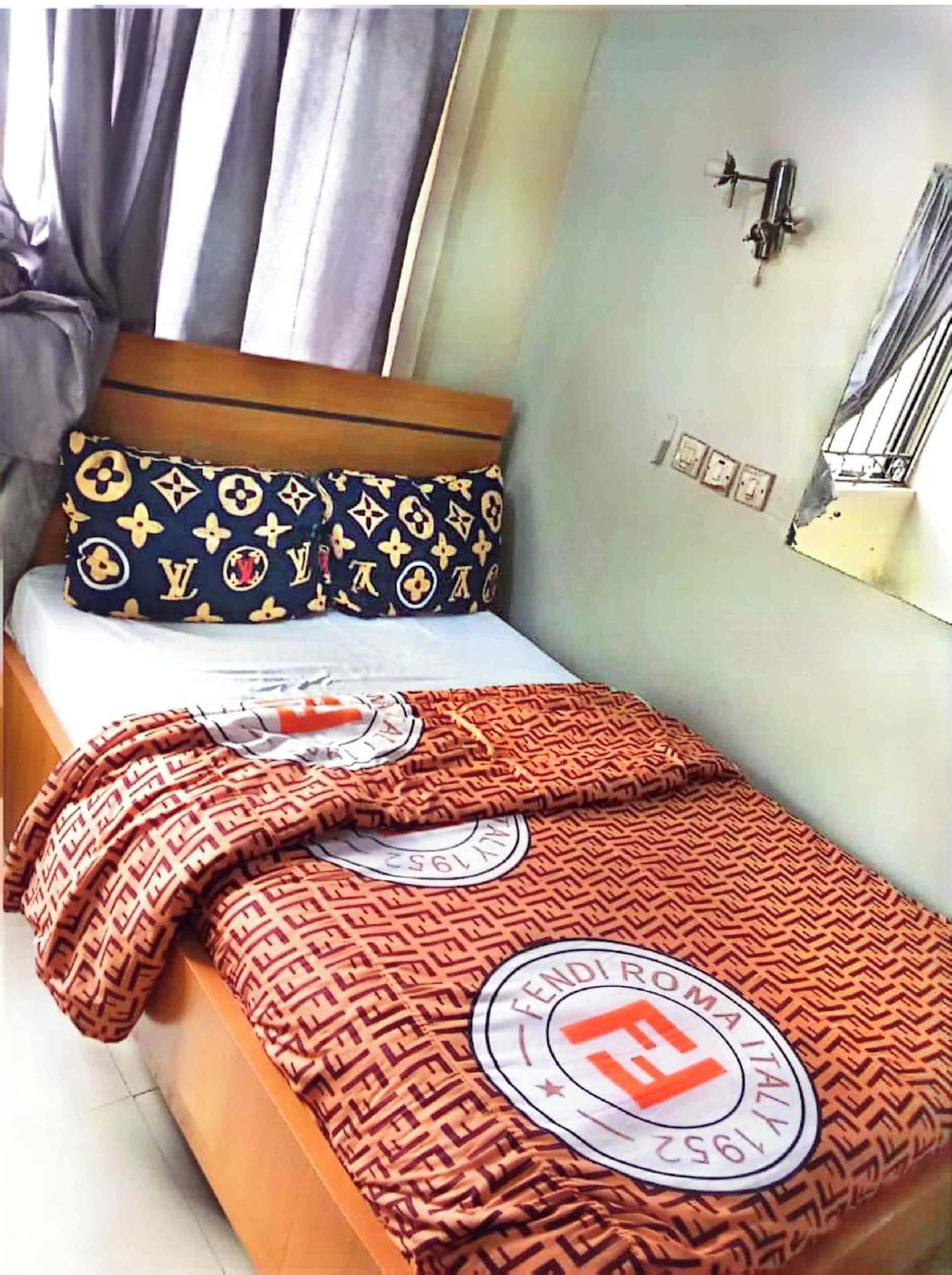 开间 | 办公桌、笔记本电脑工作区、免费 WiFi