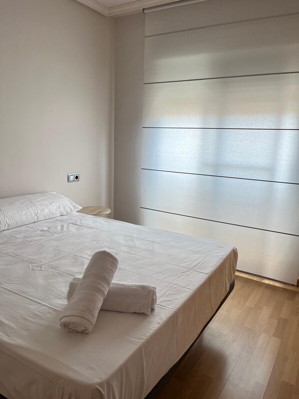 3 slaapkamers, een strijkplank/strijkijzer, gratis wifi, beddengoed