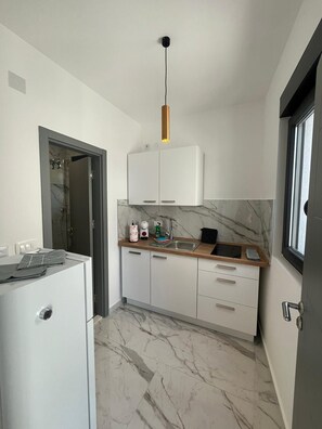 Kjøleskap, ovn, kokeplater og kaffetrakter/tekoker