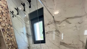 Ein modernes Badezimmer mit Duschkabine, Toilette und Waschbecken.
