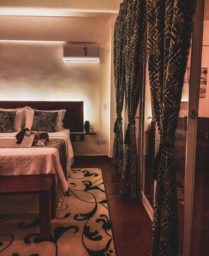1 bedroom, desk, laptop workspace, free WiFi