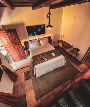 Meja kerja, ruang kerja ramah laptop, Wi-Fi gratis, dan seprai linen