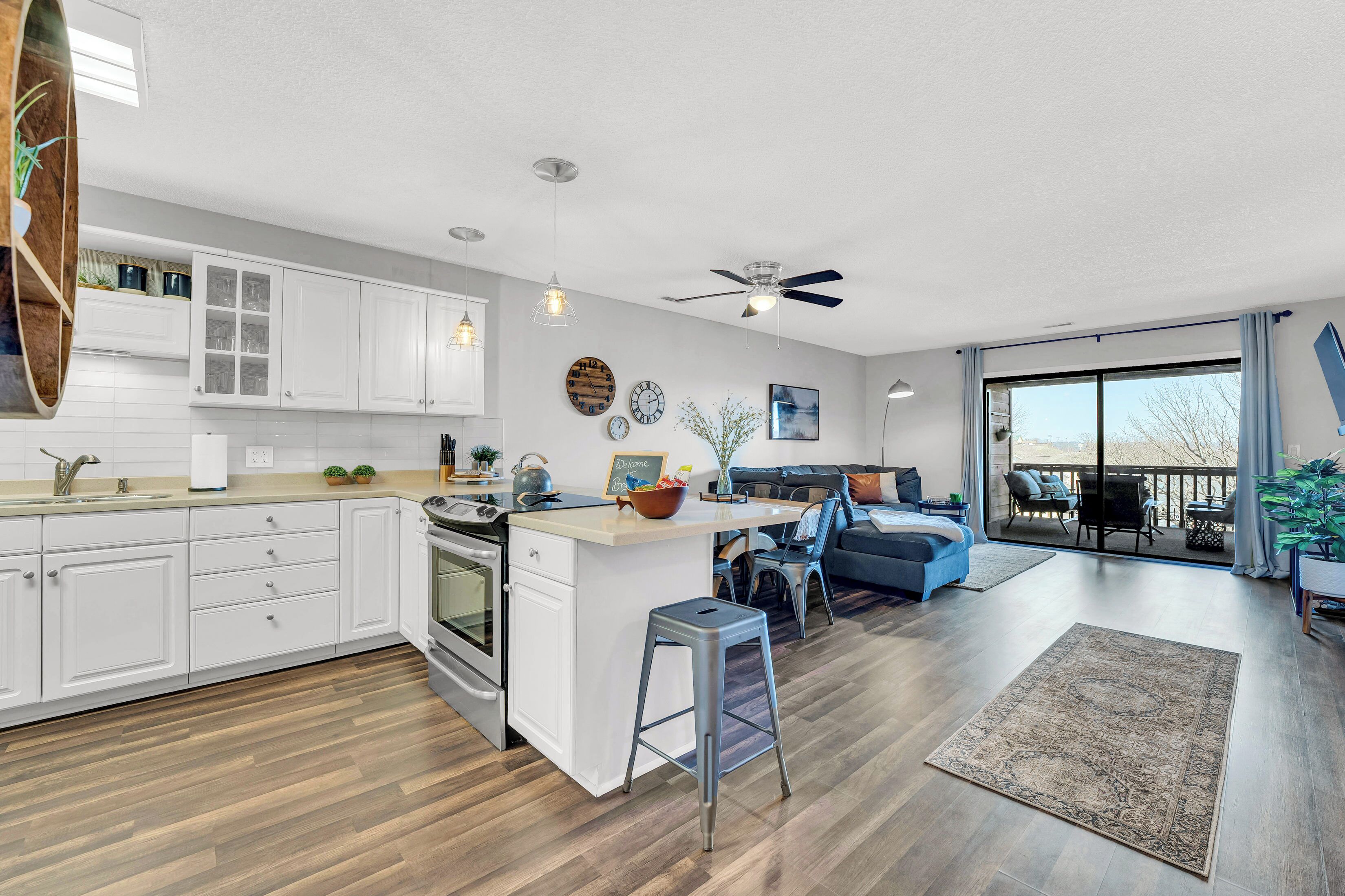 Bright Stylish Condo w/ Balcony – Modern Condo for 6 in Popular Pointe Royale!