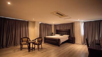 Laptopgeeigneter Arbeitsplatz, kostenloses WLAN