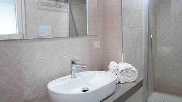 Dusche, Haartrockner, Bidet, Handtücher