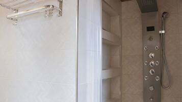 Dusche, Haartrockner, Bidet, Handtücher