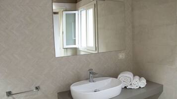 Dusche, Haartrockner, Bidet, Handtücher