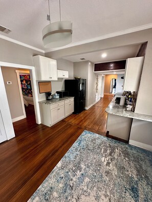 Interior - Quiet Downtown Home off Broadway. Walking Distance from 3 major museums. (San Antonio)