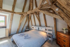 3 habitaciones, tabla de planchar con plancha y ropa de cama 