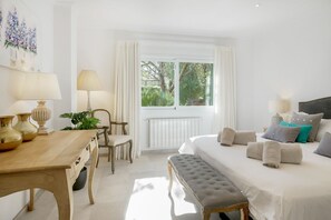 5 chambres, fer et planche à repasser, Wi-Fi, draps fournis