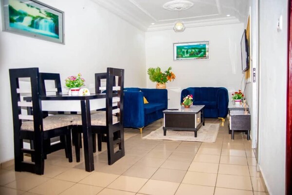 2 Bed Apt Sleeps 5 - Wifi, Parking, Balcony - Douala