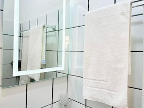 Apartment | Private kitchen | Fridge, microwave, oven, stovetop - 1 Bed Studio Sleeps 2 - Canal View, Wifi, Parking (Douala)