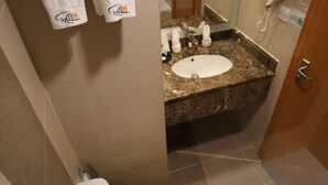 Standard Double or Twin Room, City View | Bathroom | Hair dryer, towels, soap, shampoo - Al Mukhtara Plaza Hotel (Madinah)