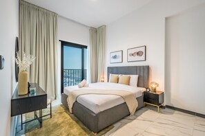 Een kluis op de kamer, een strijkplank/strijkijzer, gratis wifi