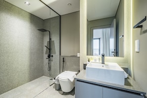 Douche, sèche-cheveux, serviettes fournies, savon
