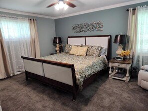 4 室のベッドルーム、デスク、アイロン / アイロン台、WiFi (無料)