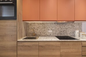 Réfrigérateur, micro-ondes, plaque de cuisson, lave-vaisselle