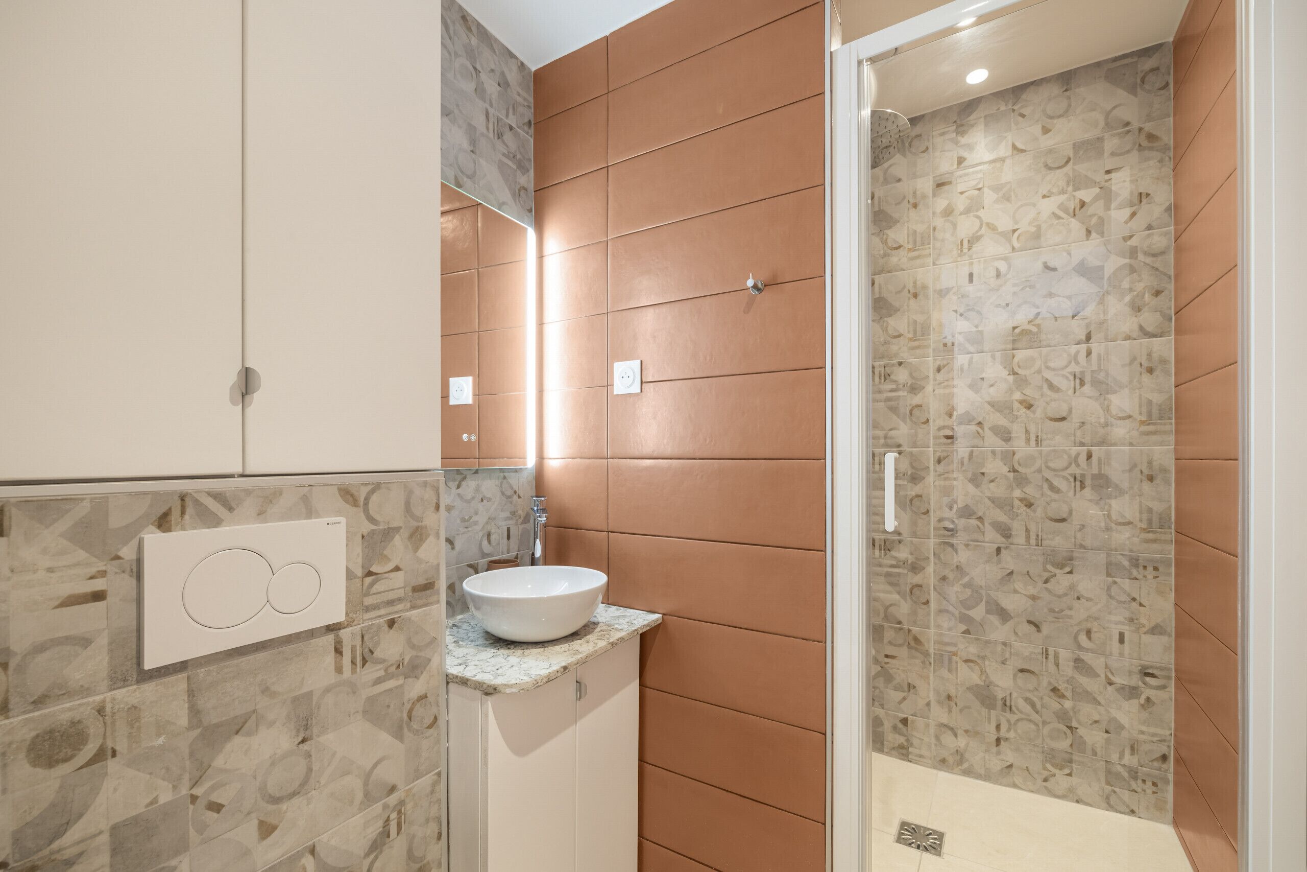 Suihku, hiustenkuivaaja, pyyhkeet